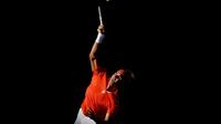 Le Suisse Roger Federer sert face au Croate Ivan Dodig lors du tournoi BNP Paribas d'Indian Wells, le 11 mars 2013 [Matthew Stockman / AFP/Getty Images/Archives]