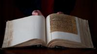 Une page de manuscrit médiéval exposée à Londres le 6 février 2013 [Andrew Cowie / AFP/Archives]