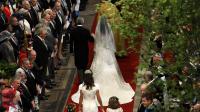 Pippa Middleton (de dos) marche derrière sa soeur Kate lors du mariage de celle-ci avec le prince William, le 29 avril 2011 à Londres [Suzanne Plunkett / Pool/WPA/AFP/Archives]
