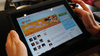 Une Chinoise se connecte au site de microblogging Weibo [Mark Ralston / AFP/Archives]