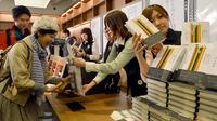 Vente du dernier roman de Haruki Murakami dans une librairie à Tokyo, le 12 avril 2013 [Yoshikazu Tsuno / AFP]