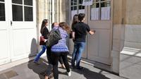 Des élèves découvrent les résultats du baccalauréat à Paris [Thomas Samson / AFP/Archives]