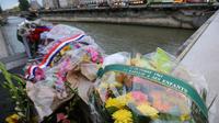 Des gerbes de fleurs près du pont Saint-Michel à Paris, le 17 octobre 2012 [Thomas Samson / AFP/Archives]