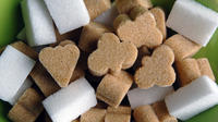 Le sucre, qui provient de la canne à sucre, est naturellement brun mais peut être blanchi, s'il est raffiné.