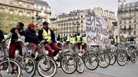 Depuis avril, les salariés de Cyclocity alertent la mairie de Paris sur leur potentiel risque de perdre leur emploi. Le 1er janvier, JC Decaux ne sera plus en charge du service.