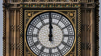 L'horloge la plus célèbre d'Angleterre, au sommet de la tour Elizabeth, fait sonner la cloche de 13,5 tonnes «Big Ben».