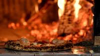 Une pizza préparée dans le musée Capodimonte de Naples, qui abrite le premier four où a été cuite une pizza Margherita, le 6 décembre 2017 [TIZIANA FABI / AFP]