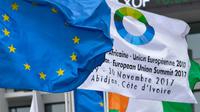 drapeau européen et celui annonçant le cinquième sommet Union européenne (UE) - Union africaine (UA), le 27 novembre à Abidjan [ISSOUF SANOGO / AFP]