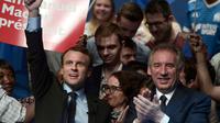 Le président du MoDem François Bayrou (d) et le candidat à la présidentielle Emmanuel Macron lors d'un meeting à Pau, le 12 avril 2017 [Gaizka IROZ / AFP/Archives]