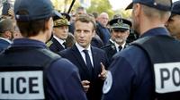 Emmanuel Macron discute avec des policiers le 28 septembre 2017 à Lyon [Laurent Cipriani / POOL/AFP/Archives]