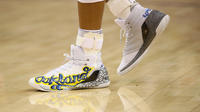 Les chaussures portent l'inscription «Oakland Strong» (Oakland reste fort)
