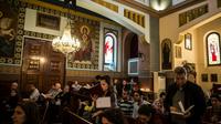 Des coptes d'Egypte prient dans une église orthodoxe, le 14 avril 2017 au Caire [KHALED DESOUKI / AFP]