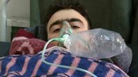 Un Syrien est soigné après une attaque au gaz à Khan Cheikhoun dans le nord-ouest de la Syrie, le 4 avril 2017 [Mohamed al-Bakour / AFP/Archives]