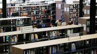 Des étudiants travaillent dans une bibliothèque de la faculté de Mont-Saint-Aignan, près de Rouen, le 11 octobre 2017 [CHARLY TRIBALLEAU / AFP/Archives]