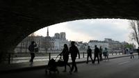 Des promeneurs le long de la Seine, sur les voies sur berge, le 26 mars 2017 à Paris [Ludovic MARIN / AFP/Archives]