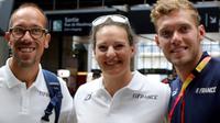 Les médaillés français aux Mondiaux d'athlétisme Yohann Diniz (g), Melina Robert-Michon et Kevin Mayer à leur arrivée à la Gare du Nord, le 14 août 2017 [JACQUES DEMARTHON / AFP]
