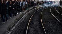 Les quais bondés de la gare Saint-Lazare à Paris le 19 avril 2018 [Christophe SIMON / AFP]