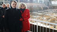 Emmanuel et Brigitte Macron lors de la visite de la célèbre armée souterraine du premier empereur après leur arrivée en Chine à Xian, le 8 janvier 2018 [ludovic MARIN / POOL/AFP]