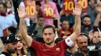 L'icône de l'AS Rome Francesco Totti salue les tifosi à l'issue de son dernier match avec son club, le 28 mai 2017 au stade olympique [Vincenzo PINTO / AFP/Archives]