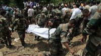 Des soldats de l'armée indienne recherchent des survivants après un glissement de terrain le long d'une route à Kotrupi, à environ 200 kilomètres de la capitale de l'état de Himachal Pradesh, le 13 août 2017 [- / AFP]
