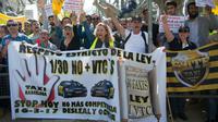 Des chauffeurs de taxis de Barcelone protestent contre la «concurrrence déloyale» des services VTC et Uber, le 16 mars 2017 dans la capitale catalane [Josep LAGO / AFP/Archives]