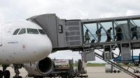 Des passagers débarquent à l'aéroport de Roissy le 18 août 2014 [Kenzo TRIBOUILLARD, Kenzo TRIBOUILLARD / AFP/Archives]