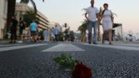 Une rose sur La promenade des Anglais à Nice en hommage aux victimes de l'attentat du soir du 14 juillet 2016 [Valery HACHE / AFP/Archives]