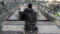 Un homme en fauteuil-roulant bloqué devant les escaliers du métro [Kenzo Tribouillard / AFP/Archives]