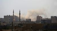 De la fumée à l'est de Raqa, dans le district de al-Sinaa lors d'une offensive de la coalition pour reprendre la ville aux islamistes, le 21 juin 2017 [DELIL SOULEIMAN / AFP]