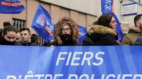 Membres du syndicat de police Alliance manifestant à Champigny-sur-Marne (Val-de-Marne), deux jours après l'agression d'une gardienne de la paix et d'un capitaine lors du Nouvel an [Thomas SAMSON / AFP/Archives]