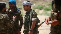 Des combattants des Forces démocratiques syriennes, le 11 juin 2017 dans un quartier de Raqa, fief de l'EI en Syrie [DELIL SOULEIMAN / AFP]