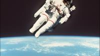 L'astronaute américain Bruce McCandless évolue librement dans l'espace sur son fauteuil spatial le 07 février 1984 lors d'une mission spatiale de la navette américaine Challenger [ / NASA/AFP/Archives]