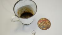 Une bague en or découverte dans le double fond d'une tasse par les conservateurs du musée d'Auschwitz-Birkenau, le 19 mai 2016 [BARTOSZ SIEDLIK / AFP]