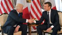 Emmanuel Macron serrant la main du président américain Donald Trump (g), lors d'une rencontre à l'ambassade des Etats-Unis à Bruxelles, le 25 mai 2017 [Mandel NGAN / AFP]