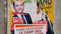 Une affiche électorale sur un mur de Toulouse, le 15 mars 2017 [ERIC CABANIS / AFP]