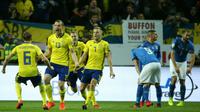 Les Suédois fêtent leur but contre l'Italie en barrage aller pour le Mondial-2018, le 10 novembre 2017 à Solna [Soren Andersson / AFP]