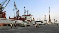 photo prise le 27 janvier 2018 d'un déchargement de l'aide fournie par l'Unicef dans le port yéménite de Hodeida sur le mer Rouge [ABDO HYDER / AFP/Archives]
