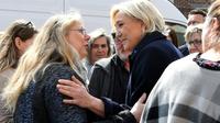 Marine Le Pen avec des habitants de Rouvroy près d'Hénin-Beaumont (Hauts-de-France), le 24 avril 2017  [ALAIN JOCARD / AFP/Archives]