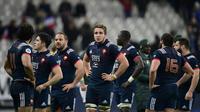 Les joueurs du XV de France abattus à l'issue de leur défaite devant les Springboks au Stade de France, le 18 novembre 2017 [Martin BUREAU / AFP]