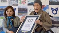 Le Japonais Masazo Nonaka, 112 ans, recevant le certificat du livre Guinness des records d'homme le plus âgé de la planète [JIJI PRESS / JIJI PRESS/AFP]