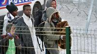Des migrants mineurs évacués du campement illégal appelé "la jungle" à Calais, démantelée, s'apprêtent à partir en autocars vers des centres d'hébergement disséminés en France, le 2 novembre 2016  [PHILIPPE HUGUEN / AFP/Archives]
