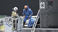 Des enquêteurs relèvent des indices sur le sous-marin Nautilus, le 13 août 2017 dans le port de Copenhague, après le meurtre de la journaliste suédoise Kim Wall tuée par le Danois Peter Madsen [Jens Noergaard Larsen / Scanpix Denmark/AFP/Archives]