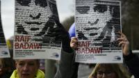 Des membres de l'ONG Amnesty International brandissent des portraits du blogueur saoudien Raef Badawi lors d'une manifestation devant l'ambassade d'Arabie saoudite à Berlin, le 8 janvier 2016. [Tobias SCHWARZ                       / AFP/Archives]