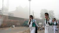 Des écolières couvrent leurs visages pour se protéger de la pollution, le 8 novembre 2017 à New Delhi, en Inde [ SAJJAD HUSSAIN / AFP]