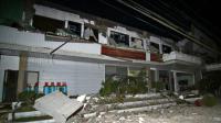 Des bâtiments effondrés après un tremblement de terre de magnitude 6.5 qui a frappé pendant la nuit la ville de Surigao, dans l'île méridionale de Mindanao, le 11 février 2017 aux Philippines [ERWIN MASCARINAS / AFP]