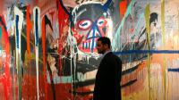 Loic Gouzer de Christie's passe devant la toile "sans titre" de Bsquiat le 29 avril 2016 lors d'une présentation à la presse à New York [KENA BETANCUR / AFP/Archives]