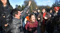 Les occupants de la ZAD de Notre-Dame-des-Landes laissent éclater leur joie à l'annonce de l'abandon du projet d'aéroport, le 17 janvier 2018 [LOIC VENANCE / AFP]