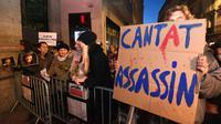 Manifestants hostiles à la tenue d'un concert du chanteur Bertrand Cantat, mardi 13 mars 2018 à Grenoble. [PASCAL GUYOT / AFP]