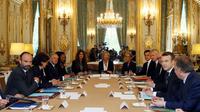 Le président Emmanuel Macron (d) et son Premier ministre Edouard Philippe (g) face à face à la table du Conseil des ministres, le 18 mai 2017 à Paris [Francois Mori / POOL/AFP]