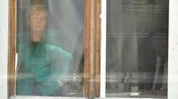 La chancelière allemande Angela Merkel regarde par la fenêtre lors d'une rencontre avec le leader de la CSU bavaroise, Horst Seehofer, à Berlin, le 18 octobre 2017 [Tobias SCHWARZ / AFP]